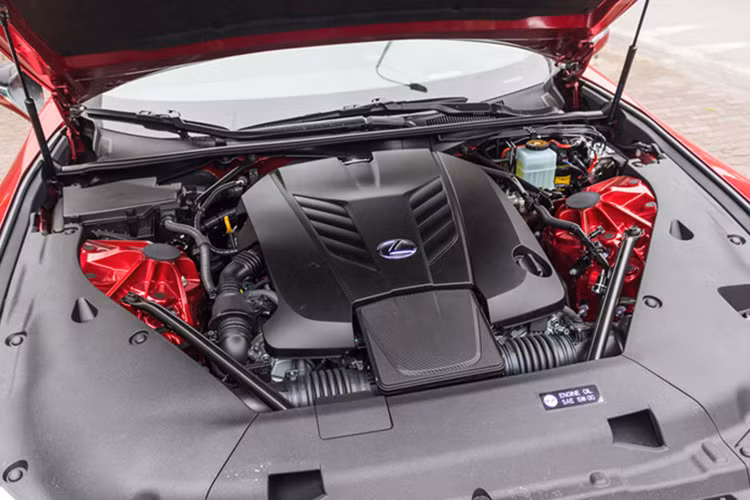Lexus LC 500 2018 độc nhất Việt Nam được trang bị khối động cơ xăng V8, dung tích 5.0 lít, hút khí tự nhiên, 32 van, sản sinh công suất tối đa 471 mã lực tại vòng tua máy 7.100 vòng/phút và mô-men xoắn cực đại 540 Nm tại vòng tua máy 4.800 vòng/phút. 