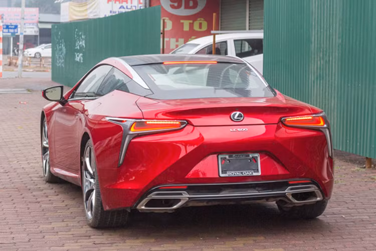 Cụm đèn hậu thiết kế 3D, sử dụng bóng LED nhỏ gọn và cá tính. Chiếc xe cho cảm giác không khác biệt nhiều so với bản concept LF-LC trước đây của Lexus. Xe sở hữu bộ la-zăng hợp kim có đường kính 20-21 inch mạ crôm. Ngoài giá bán tiêu chuẩn, khách mua dòng xe này có thể tùy chọn các trang bị khác với giá từ 2.790 đến 10.000 USD.