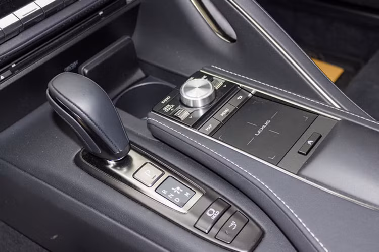 LC 500 2018 sử dụng trackpad cảm ứng để điều khiển các chức năng thông tin-giải trí trên màn hình chính. Cần số cùng phanh tay điện tử tạo cảm giác đầy công nghệ cho chiếc xe này. Các hệ thống an toàn của xe gồm cảnh báo người qua đường, cảnh báo tiền va chạm, hệ thống kiểm soát hành trình chủ động, kiểm soát làn đường...