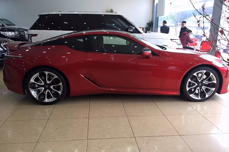 Sức mạnh của động cơ được truyền tới cầu sau thông qua hộp số tự động 10 cấp, nhờ đó, Coupe thể thao Lexus LC 2018 độc nhất vô nhị tại Việt Nam chỉ mất thời gian 4,4 giây để có thể tăng tốc lên 100 km/h từ vị trí xuất phát trước khi đạt vận tốc tối đa 270 km/h.