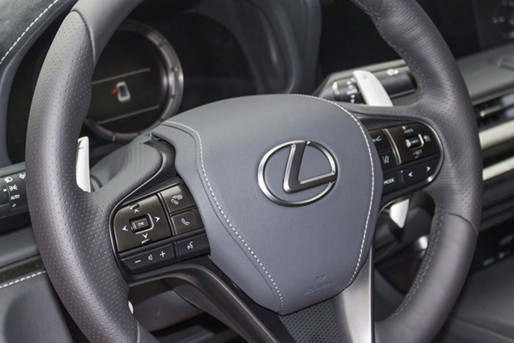 Các trang bị khác của xe bao gồm; vô lăng 3 chấu, bọc da, tích hợp một loạt phím bấm hỗ trợ người lái như ra lệnh bằng giọng nói, thiết lập kiểm soát hành trình, điều khiển hệ thống thông tin-giải trí... Hệ thống giải trí của xe sử dụng dàn loa cao cấp, với các kết nối thông dụng.