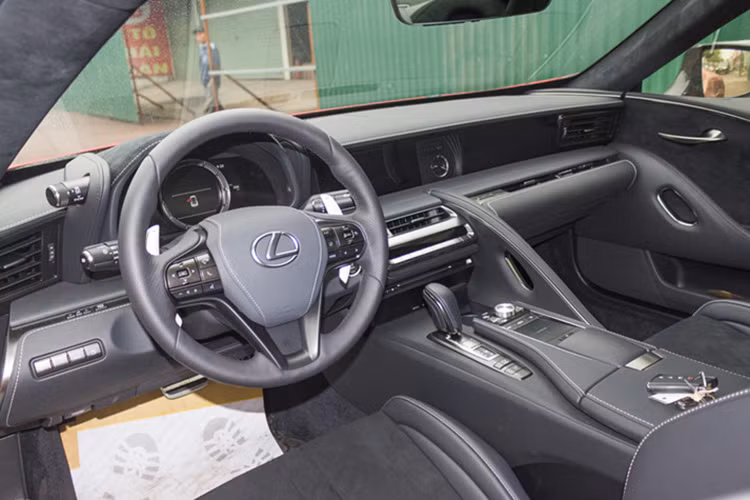 Tiến vào bên trong khoang lái, Lexus LC Coupe 2018 có ghế ngồi được bọc da cao cấp, hệ thống giải trí với màn hình 10,3 inch kết nối cùng cụm phím touchpad. Một số chi tiết như bảng điều khiển trung tâm và bảng táp-lô đều do các thợ thủ công Takumi nổi tiếng của Lexus chế tạo.