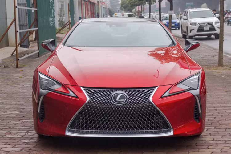 LC 500 là sản phẩm mới của thương hiệu Lexus, ra mắt tại triển lãm Detroit hồi đầu năm 2017, cạnh tranh với dòng Mercedes-Benz S-Class Coupe. Thiết kế đầu xe với lưới tản nhiệt hình con suốt đặc trưng, cụm đèn pha thiết kế ấn tượng, công nghệ LED hoàn toàn. Hệ thống đèn pha đầy đủ các tính năng tự động, tích hợp đèn LED chạy ban ngày.