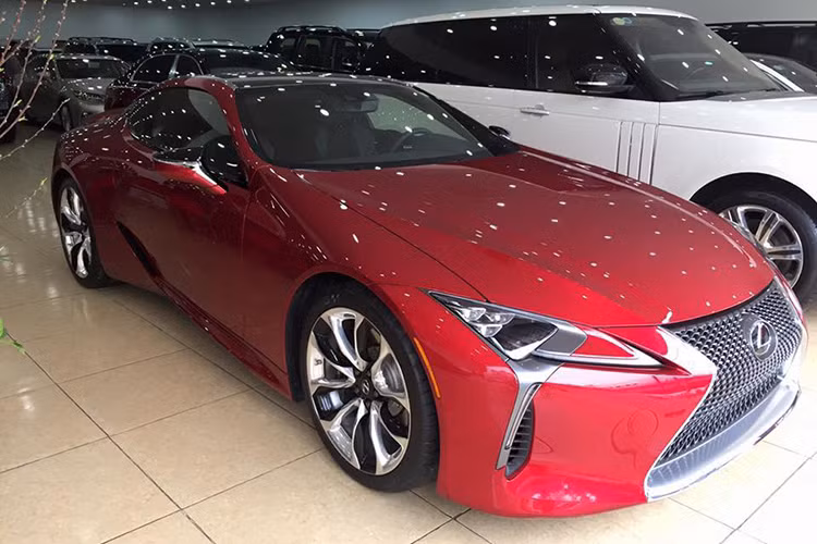 Giá xe Lexus LC 500 2018 tại nước ngoài cho bản tiêu chuẩn từ 92.000 USD (tương đương 2,14 tỷ đồng). Tại thị trường Việt Nam, theo giới chơi xe đồn đoán, nó sẽ có giá khoảng 10 tỷ đồng khi nộp đầy đủ thuế, phí và lăn bánh trên đường.