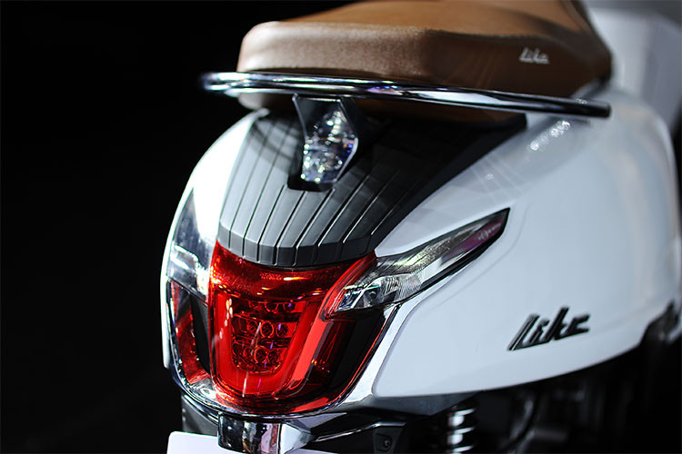 Mẫu xe ga Kymco Like 125 2018 được trang bị phanh đĩa trước 220mm và 200mm ở sau. Đi cùng đó là hệ thống phanh chống bó cứng ABS của Bosch. Like 125 mới sử dụng vỏ không ruột và giảm xóc trước thủy lực, giảm xóc sau kiểu lò xo đơn, và bộ mâm đa chấu 12 inch.