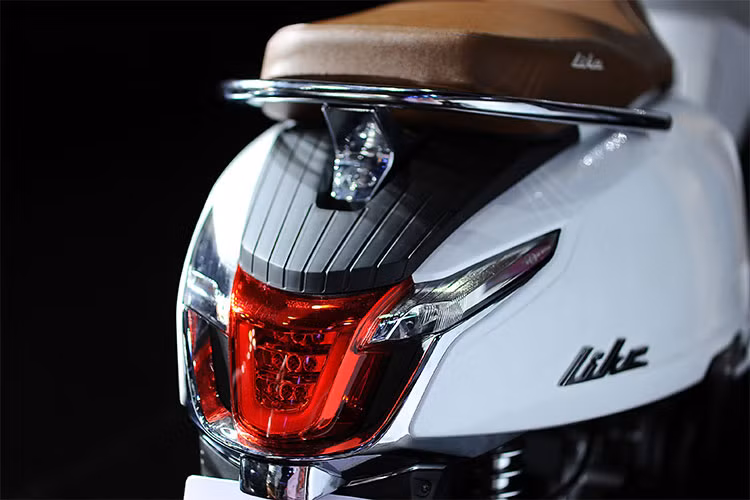 Mẫu xe ga Kymco Like 125 2018 được trang bị phanh đĩa trước 220mm và 200mm ở sau. Đi cùng đó là hệ thống phanh chống bó cứng ABS của Bosch. Like 125 mới sử dụng vỏ không ruột và giảm xóc trước thủy lực, giảm xóc sau kiểu lò xo đơn, và bộ mâm đa chấu 12 inch.