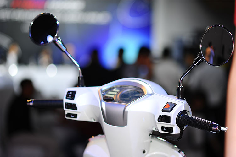 Xe được trang bị gương tròn mạ crom sáng bóng mang hơi hướng cổ điển giống các dòng xe Vespa, hai bên tay lái là các nút bấm của hệ thống điện của xe, cụm công tác màu đỏ bên phải là điều chỉnh của hệ thống thông mình Noodoe. Tất cả được xếp gọn gàng, đối xưng nhau.