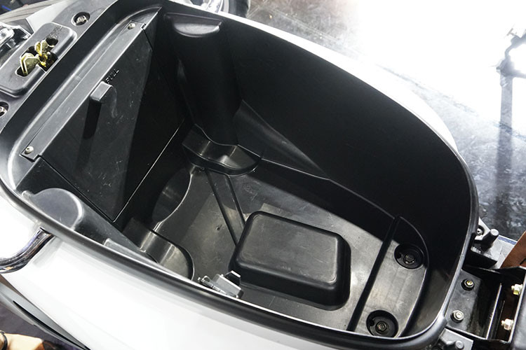 Về trang bị và tiện ích, ngoài cốp xe sẵn có với khoảng để đồ tương đối ổn, có thể chứa được một mũ bảo hiểm toàn đầu và các vật dụng khác. Trên thân xe còn có nhiều chi tiết chrome làm điểm nhấn cho xe.