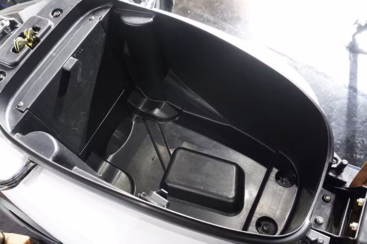 Về trang bị và tiện ích, ngoài cốp xe sẵn có với khoảng để đồ tương đối ổn, có thể chứa được một mũ bảo hiểm toàn đầu và các vật dụng khác. Trên thân xe còn có nhiều chi tiết chrome làm điểm nhấn cho xe.