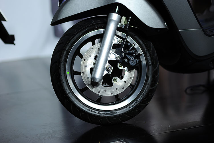 Về hiệu suất động cơ, KYMCO Like 125 mới được trang bị loại SOHC, xy-lanh đơn có dung tích 124,8 phân khối. Động cơ được làm mát bằng gió, sản sinh công suất tối đa 11,4 mã lực tại tua máy 8.500 v/ph và mô-men xoắn cực đại 10,4 Nm từ 6.500 v/ph. Đi kèm với hộp số vô cấp.