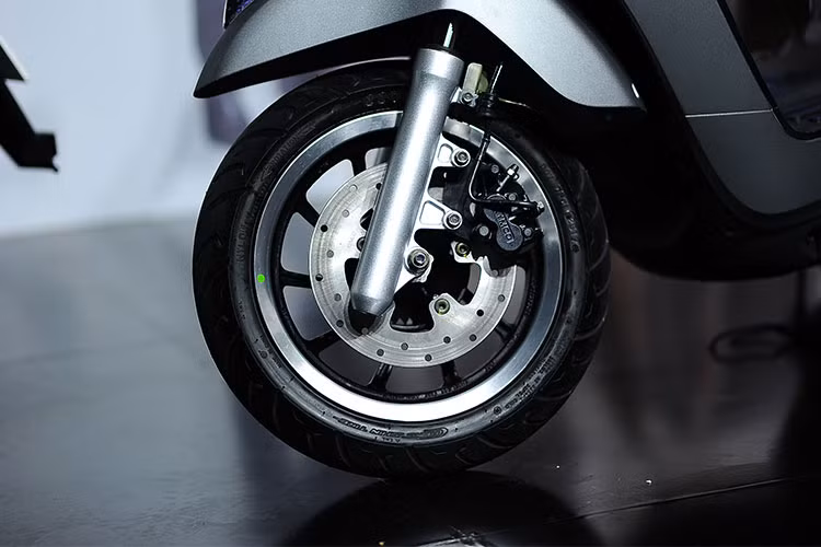 Về hiệu suất động cơ, KYMCO Like 125 mới được trang bị loại SOHC, xy-lanh đơn có dung tích 124,8 phân khối. Động cơ được làm mát bằng gió, sản sinh công suất tối đa 11,4 mã lực tại tua máy 8.500 v/ph và mô-men xoắn cực đại 10,4 Nm từ 6.500 v/ph. Đi kèm với hộp số vô cấp.