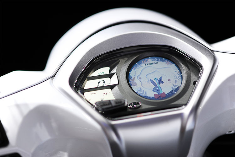 Đặc biệt ở mẫu xe này là Kymco đã tích hợp hệ thống Noodoe. Đây là công nghệ được tích hợp vào mặt đồng hồ điện tử của xe Kymco thông qua app từ điện thoại thông mình, được kết nối bằng bluetooth bao gômg 7 tính năng chính gồm: Đồng hồ (Noodoe Cloud), Tốc độ, Thời tiết, La bàn và hệ thống định vị dẫn đường...