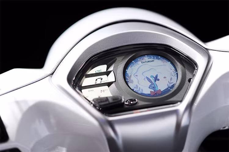 Đặc biệt ở mẫu xe này là Kymco đã tích hợp hệ thống Noodoe. Đây là công nghệ được tích hợp vào mặt đồng hồ điện tử của xe Kymco thông qua app từ điện thoại thông mình, được kết nối bằng bluetooth bao gômg 7 tính năng chính gồm: Đồng hồ (Noodoe Cloud), Tốc độ, Thời tiết, La bàn và hệ thống định vị dẫn đường...