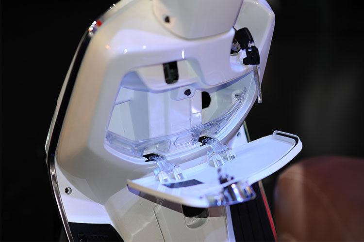 Bên cạnh đó, Like 125 thế hệ mới có thiết kế sàn để chân rộng, gầm xe được thiết tương đối cao, giúp người lái xe thoải mái và an toàn hơn trên những đoạn đường xấu. Xe còn có hộc để đồ cạnh ổ khóa, có thể đóng mở bằng nút bấm cùng ổ xạc usb tiện dụng cho thiết bị di động.