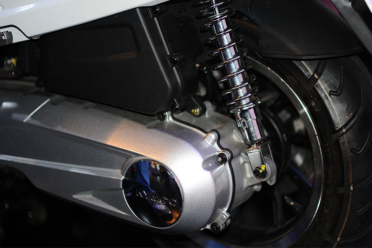 Điểm đáng tiếc và gây ngạc nhiên nhất trên chiếc xe tay ga trang bị tràn đầy công nghệ hiện đại này chính là việc nhà sản xuất xe máy Đài Loan không trang bị khóa thông minh smartkey. Dù nhiều khả năng trang bị này sẽ được tích hợp trên bản nâng cấp vào năm 2019.