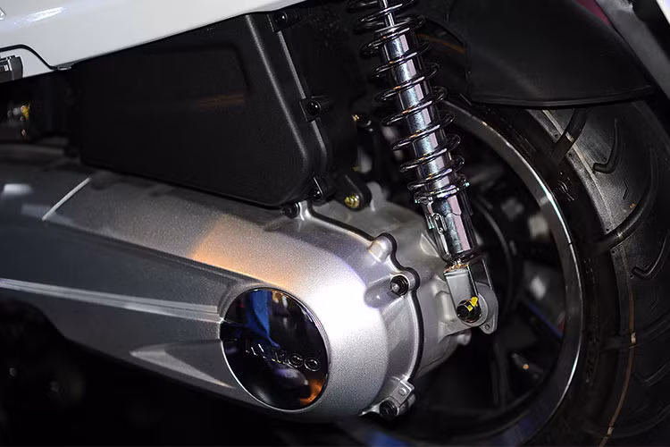 Điểm đáng tiếc và gây ngạc nhiên nhất trên chiếc xe tay ga trang bị tràn đầy công nghệ hiện đại này chính là việc nhà sản xuất xe máy Đài Loan không trang bị khóa thông minh smartkey. Dù nhiều khả năng trang bị này sẽ được tích hợp trên bản nâng cấp vào năm 2019.