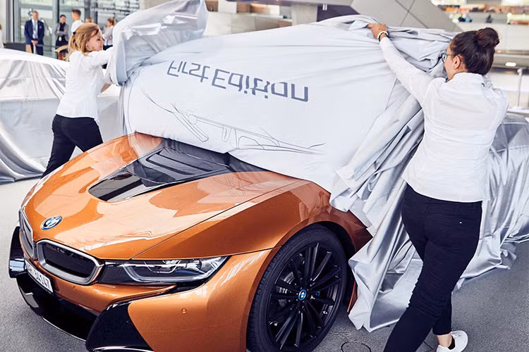 Những chiếc BMW i8 mui trần đầu tiên bản giao cho khách hàng còn rất đặc biệt khi đánh số thứ tự từ tấm bạt trùm cho đến bên trong khoang lái.