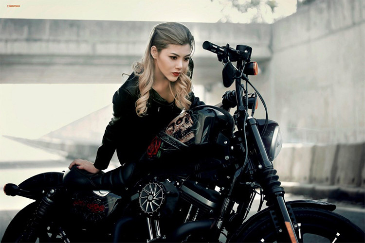 Tuy nhiên là phụ nữ, nhất lại chạy phượt một mình, đôi khi xe trục trặc giữa đường mà không có bạn đồng hành là cả một vấn đề, hoặc đơn giản chỉ cần chống chân sơ ý mà xe bị đổ thì với sức vóc con gái bạn rất vất vả để xoay sở với chiếc xe phân khối lớn to kềnh càng.