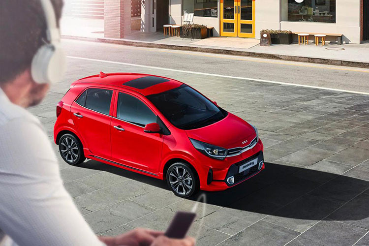 Kia Morning vừa được hãng xe Hàn ra mắt phiên bản nâng cấp giữa vòng đời tại trường Úc. So với bản tiền nhiệm, xe Kia Morning 2022 mới có một số thay đổi trong thiết kế cũng như bổ sung thêm công nghệ hấp dẫn hơn. Về ngoại hình, xe được tinh chỉnh hiện đại trẻ trung hơn.