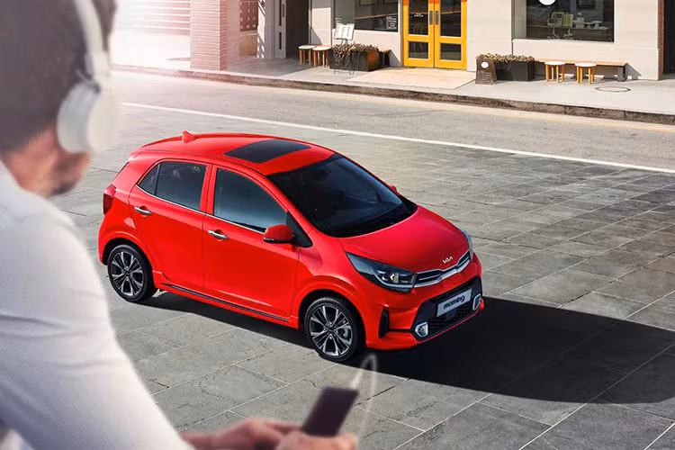 Kia Morning vừa được hãng xe Hàn ra mắt phiên bản nâng cấp giữa vòng đời tại trường Úc. So với bản tiền nhiệm, xe Kia Morning 2022 mới có một số thay đổi trong thiết kế cũng như bổ sung thêm công nghệ hấp dẫn hơn. Về ngoại hình, xe được tinh chỉnh hiện đại trẻ trung hơn.