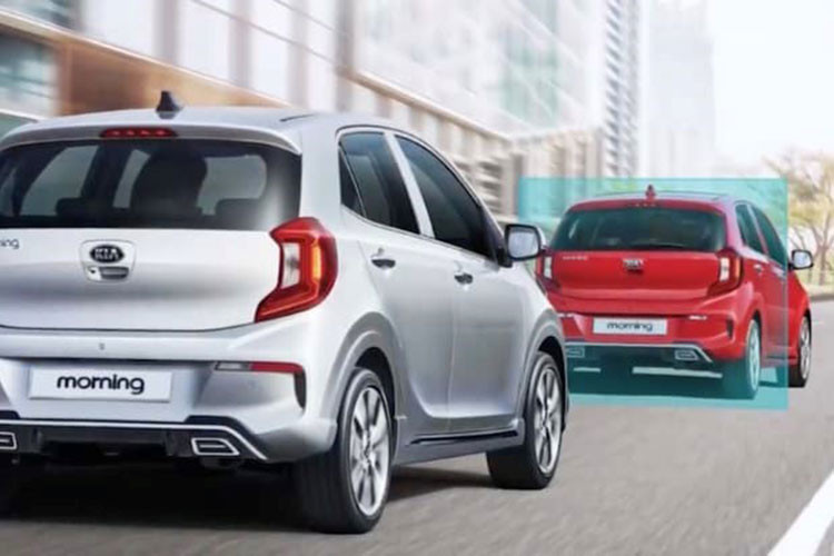 Kia Morning 2022 đã được bổ sung thêm logo mới cùng tùy chọn màu vàng mật ong. Ở phần đầu xe, Kia Morning 2022 cũng có thêm cản trước mới và lưới tản nhiệt được tinh chỉnh lại. Ngoài ra, các chi tiết như đèn sương mù, đèn pha hay hốc hút gió cũng có những thay đổi nhỏ trong thiết kế mang đến diện mạo mới thu hút hơn cho Morning 2022.