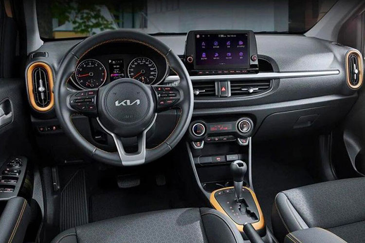 Bên trong khoang cabin, Kia Morning 2022 không có nhiều thay đổi so với bản tiền nhiệm. Tuy nhiên để tăng sức cạnh tranh với Hyundai Grand i10, bản nâng cấp này đã được bổ sung thêm màn hình kĩ thuật số với kích thước 4.2 inch phía sau vô lăng cùng màn hình thông tin giải trí dạng cảm ứng 8 inch.