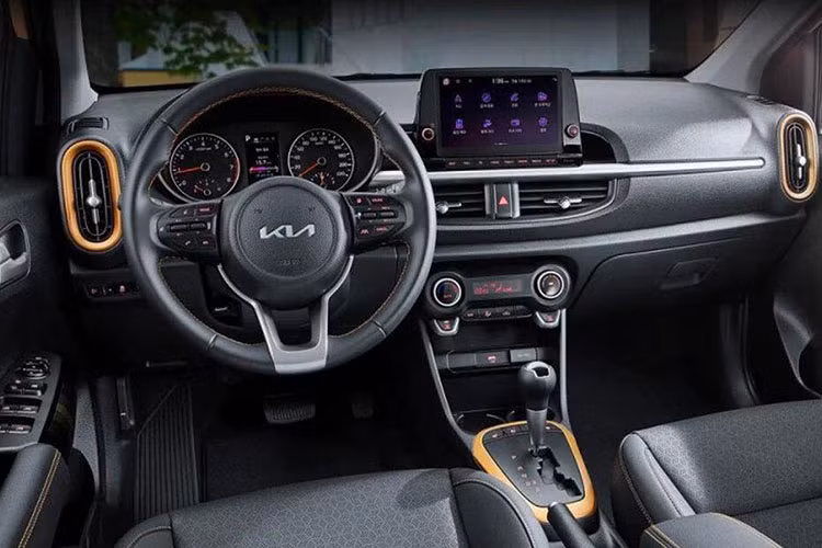Bên trong khoang cabin, Kia Morning 2022 không có nhiều thay đổi so với bản tiền nhiệm. Tuy nhiên để tăng sức cạnh tranh với Hyundai Grand i10, bản nâng cấp này đã được bổ sung thêm màn hình kĩ thuật số với kích thước 4.2 inch phía sau vô lăng cùng màn hình thông tin giải trí dạng cảm ứng 8 inch.
