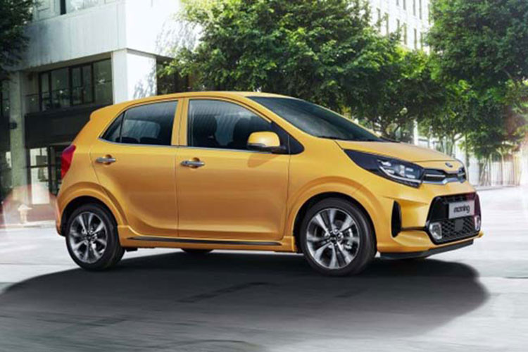 Ngoài ra, đối thủ của mẫu xe Hyundai Grand i10 cũng có hệ thống cảnh báo và tránh va chạm, cảnh báo phương tiện cắt ngang phía đuôi xe, giữ làn đường, cảnh báo va chạm phía trước hay cảnh báo lái xe khi mất tập trung.
