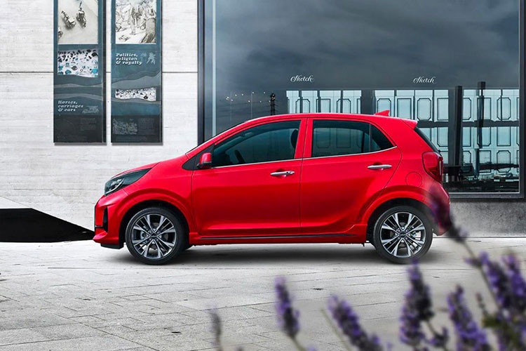 Tuy nhiên mẫu Kia Morning 2022 thế hệ mới này vẫn giữ nguyên thiết kế gọn gàng giống như các phiên bản trước đó. Thay đổi đáng chú ý nhất của xe là bộ vành hợp kim đa chấu với kích thước 16 inch, cản sau với thiết kế góc cạnh hơn cùng sự xuất hiện của hai khe gió nhỏ và cặp ống xả giả hình thoi.