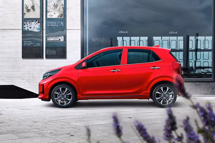 Tuy nhiên mẫu Kia Morning 2022 thế hệ mới này vẫn giữ nguyên thiết kế gọn gàng giống như các phiên bản trước đó. Thay đổi đáng chú ý nhất của xe là bộ vành hợp kim đa chấu với kích thước 16 inch, cản sau với thiết kế góc cạnh hơn cùng sự xuất hiện của hai khe gió nhỏ và cặp ống xả giả hình thoi.