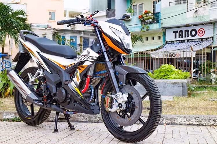 Ngoài ra, chiếc Sonic 150R này còn rất nhiều đồ chơi hiệu suất cao và bổ trợ thẩm mỹ nhữ lốp Dunlop Rain, gù cân lái carbon, nhiều chi tiết phủ carbon, bao tay Spider, đĩa tải nhôm 7075, cổ pô titanium, ống giải nhiệt Samco Sport, che két nước titan và hàng loạt ốc titanium Grade 5 siêu nhẹ và chắc chắn. Mức giá độ xe hiện không được chủ nhân tiết lộ.