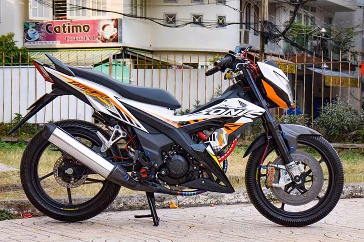 Honda Sonic 150R mới xuất hiện tại Việt Nam có giá hơn 80 triệu đồng, so với thế hệ trước thì mẫu xe này hầm hố và liền lạc hơn rất nhiều. Xe được trang bị động cơ xi-lanh đơn, dung tích 149,16cc, DOHC, 4 van làm mát bằng dung dịch. Cỗ máy nhà Honda có tỉ số nén 11.3:1, công suất 16 mã lực đi cùng hộp số 6 cấp.