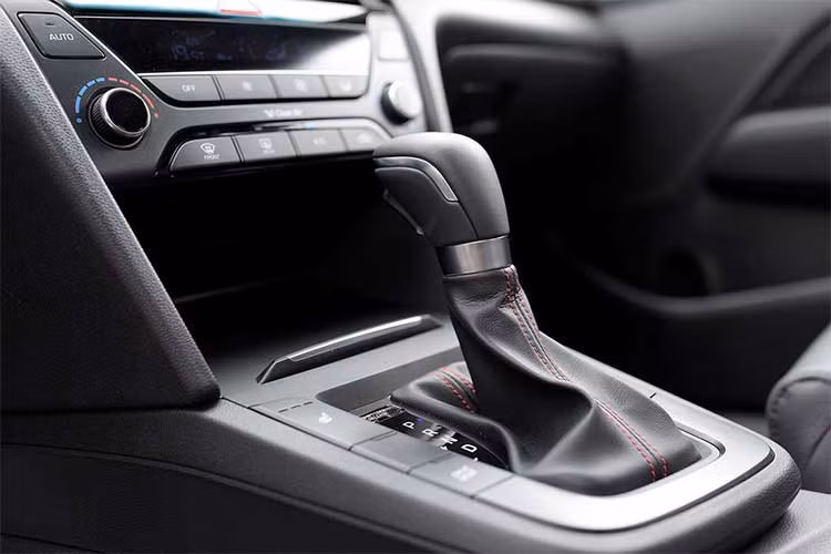 Elantra Sport sở hữu những trang bị như: Chìa khóa thông minh Smartkey cùng nút bấm khởi động Start/Stop engine, ghế lái chỉnh điện 10 hướng, vô lăng điều chỉnh 4 hướng, cốp điều khiển từ xa, Cruise Control, cảm biến đèn và gạt mưa tự động, kính lái chống sương mù tự động, điều hòa tự động 2 vùng độc lập, gương chiếu hậu chống chói điện tử,…