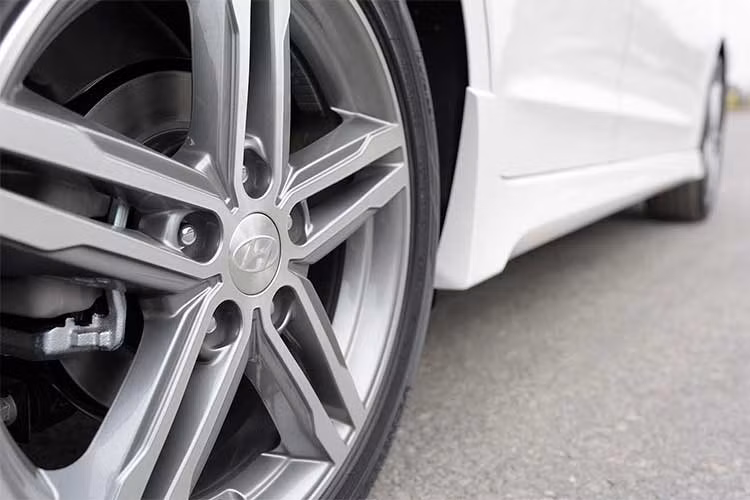 Điểm nhấn bên ngoài còn được thể hiện thông qua cặp ống xả kép crom sáng bóng và bộ lazang hợp kim 17 inch 5 chấu kép kim cương cắt.