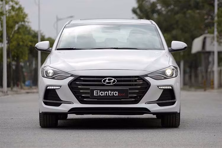 Hyundai Elantra Sport cảm hứng thiết kế “Điêu khắc dòng chảy 2.0” cùng lưới tản nhiệt lục giác mạ chrome quen thuộc đã được tinh chỉnh theo xu hướng thể thao với các đường gân cứng cáp và được chữ Turbo đỏ đặc trưng của dòng xe này từ khi xuất hiện trên thị trường.