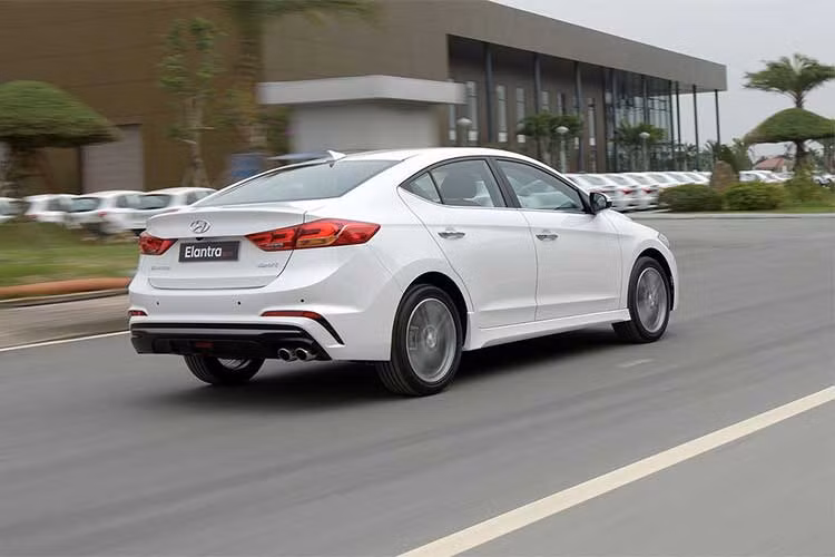 An toàn của xe gồm; hệ thống treo sau độc lập đa điểm, 7 túi khí (thêm túi khí đầu gối), và các trang bị hiện đại không thể thiếu như chống bó cứng phanh ABS, phân bố lực phanh điện tử EBD, phanh khẩn cấp BA, cân bằng điện tử ESC, kiểm soát thân xe VSM, chống trộm Immobilizer, khởi hành ngang dốc HAC, kiểm soát lực kéo TCS, hỗ trợ đỗ xe...