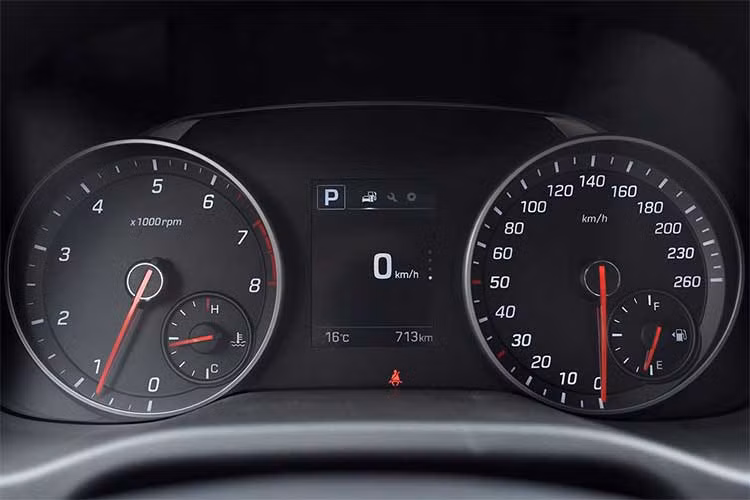 Bảng taplo trang bị màn hình AVN 7 inch cảm ứng tích hợp camera lùi cùng bản đồ dẫn đường chính hãng dành riêng cho thị trường Việt Nam kết hợp cùng hệ thống giải trí Mp3/Aux/Usb/Bluetooth/Radio FM với 6 loa. 