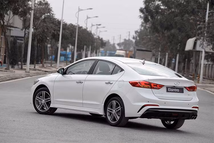 Elantra Sport mang phong cách của một chiếc coupe 4 cửa với thiết kế khí động học cao với hệ số cản gió 0,27Cd. Bên cạnh đó, phần mui xe được vuốt xuống thấp, nắp capo được tạo đường gân hút gió hình chữ V vát dần về sau, cột A, B và C được kết nối liền mạch.