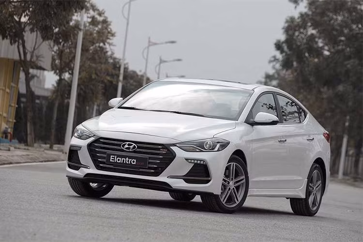 Hyundai Thành Công chính thức giới thiệu mẫu xe Elantra Sport với nhiều thay đổi đáng kể từ ngoại thất, nội thất đến hệ thống vận hành. Hyundai Elantra Sport mới dòng sedan cỡ C, sở hữu ngoại hình đẹp mắt dựa trên cảm hứng thiết kế “Điêu khắc dòng chảy 2.0” của hãng xe Hàn Quốc.