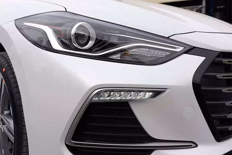 Elantra Sport phiên bản mới cũng được nhà sản xuất ôtô Hyundai trang bị cụm đèn trước Bi-Xenon tạo hình ngũ giác (cả đèn chiếu gần và đèn pha chung bóng projector công nghệ HID), kết hợp cùng dải đèn LED chạy ban ngày Daytime Running Light.