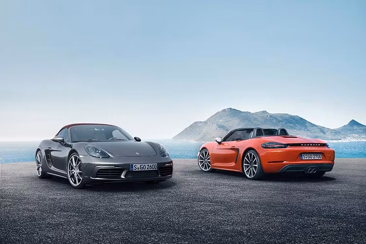 20 năm sau khi dòng xe Boxster, Porsche đã phát triển một thế hệ xe roadster động cơ đặt giữa hoàn toàn mới với tên gọi 718 Boxster và 718 Boxster S. Điểm khác biệt trên chiếc mui trần hai chỗ ngồi so với phiên bản tiền nhiệm: công suất lớn và tiết kiệm nhiên liệu hơn.