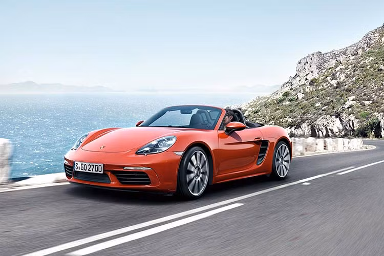 Dòng xe 718 nổi bật ngay từ cái nhìn đầu tiên. Phần phía trước của chiếc roadster với cản trước rộng và cơ bắp hơn. Kích thước hốc hút gió phía trước tăng đáng kể và là một điểm nhấn ở ngoại thất giúp thể hiện khái niệm động cơ tăng áp mới.