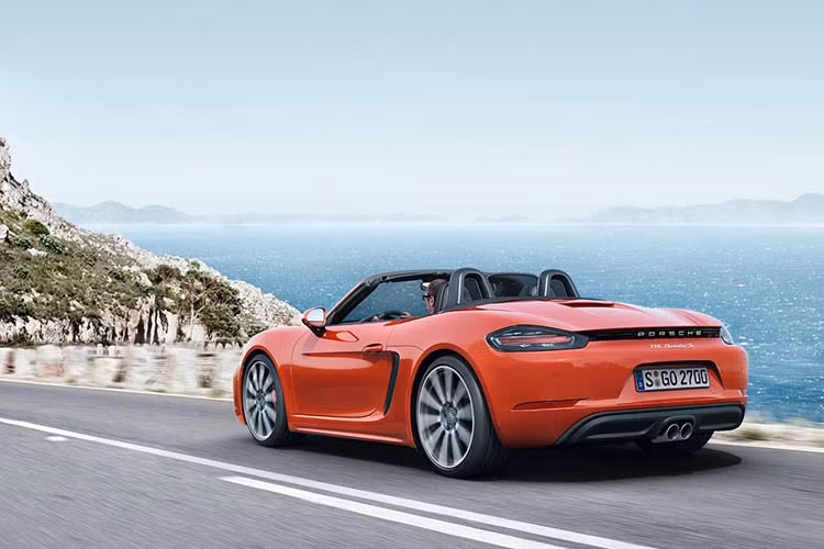 Tay nắm cửa được thiết kế mới không có nắp che thụt vào. Ngoài trang bị tiêu chuẩn là mâm xe 19-inch, khách hàng có thể đặt mâm xe 20-inch trang bị tùy chọn cho 718 Boxster S.