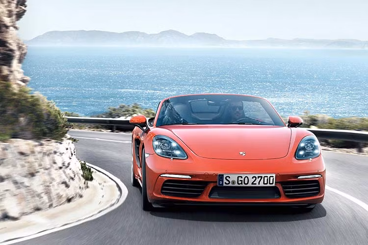 Phía trước, 718 Boxster được bao quanh bởi cụm đèn pha bi-xenon thiết kế mới tích hợp đèn chiếu sáng ban ngày công nghệ LED. Đèn pha LED cùng đèn chiếu sáng ban ngày thiết kế bốn điểm được trang bị tùy chọn.