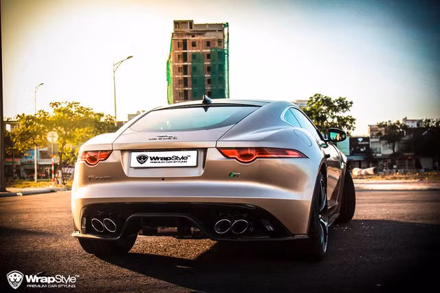 Được biết đây là chiếc Jaguar F-Type R thứ 2 được đưa về nước nhưng lại thuộc bản Coupe, chiếc đầu tiên thuộc bản mui trần. "Siêu báo" Jaguar F-Type R Coupe này cũng được nhập khẩu theo diện chính hãng có mức giá khoảng gần 8 tỷ đồng tại thị trường Việt Nam. 