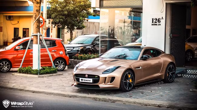 Chiếc xe thể thao cao cấp cũng được trang bị nhiều tính năng hiện đại như hệ thống hỗ trợ cân bằng điện tử, hệ thống chống bó cứng phanh (ABS), hệ thống phanh tay điện tử EPB. Đặc biệt bộ ống xả Active Sports Exhaust được lắp đặt 2 bên mang đến những âm thanh phấn khích...