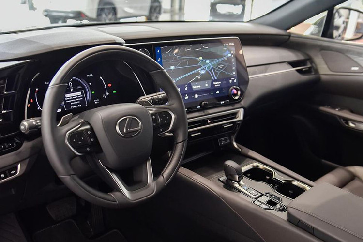 Bên trong khoang lái, Lexus RX 350h vẫn giữ lại những trang bị hiện đại như: Màn hình 14 inch trung tâm. Màn hình điều khiển sau vô-lăng. Ghế chỉnh điện tích hợp sưởi/làm mát. Hệ thống âm thanh Mark Levinson. Điều hòa tự động 3 vùng. Cửa sổ trời toàn cảnh...
