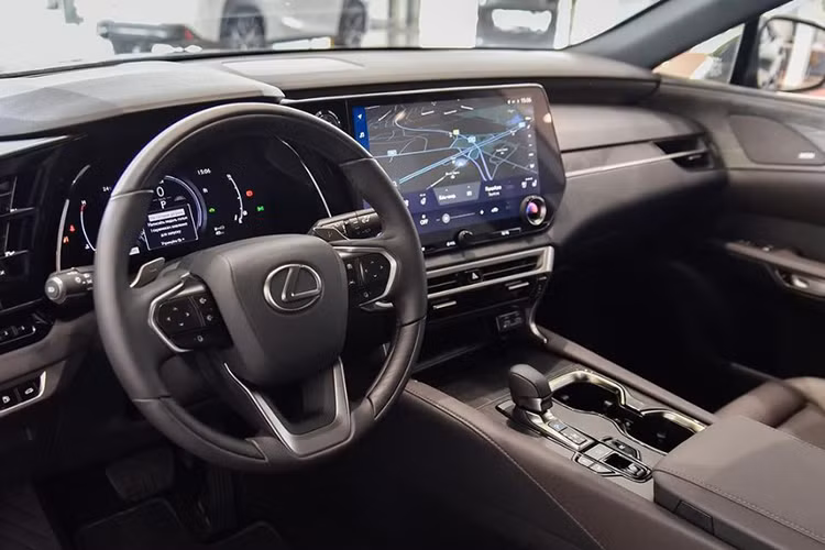 Bên trong khoang lái, Lexus RX 350h vẫn giữ lại những trang bị hiện đại như: Màn hình 14 inch trung tâm. Màn hình điều khiển sau vô-lăng. Ghế chỉnh điện tích hợp sưởi/làm mát. Hệ thống âm thanh Mark Levinson. Điều hòa tự động 3 vùng. Cửa sổ trời toàn cảnh...