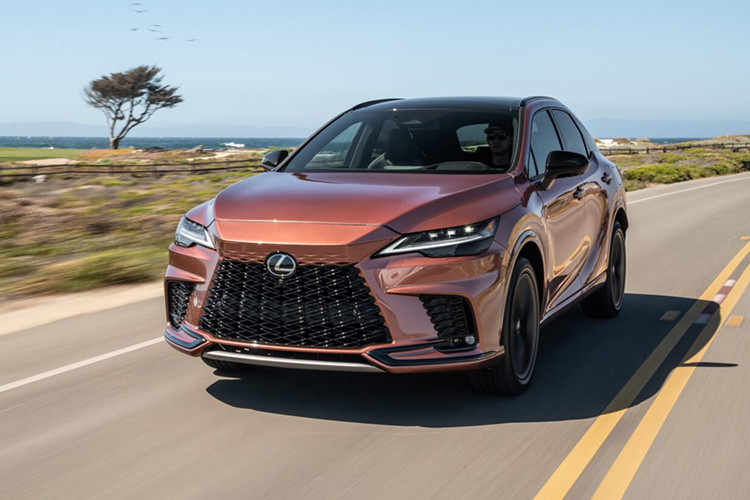 Lexus RX hybrid 2025 mới dự kiến ra mắt vào tháng 4 với mức giá từ 3,5 tỷ đồng, mẫu xe này sẽ mang đến cho khách hàng Việt Nam một lựa chọn mới đầy ấn tượng.