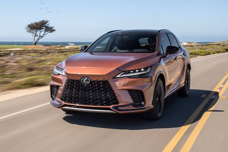 Lexus RX hybrid 2025 mới dự kiến ra mắt vào tháng 4 với mức giá từ 3,5 tỷ đồng, mẫu xe này sẽ mang đến cho khách hàng Việt Nam một lựa chọn mới đầy ấn tượng.